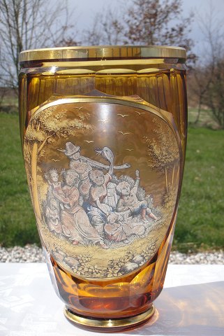 Vase Bernsteinglas, signiert J.M. Pohl