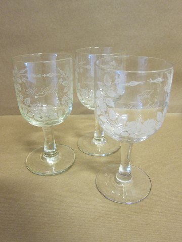 Gedenk Glas, um 1910, mit geätzt Dekoration
Text: "Til Fødselsdag" (zum Geburtstag) SOLGT, "Til Erindring" (zum Andenken) 
SOLGT , "Til Lykke" (Glückwunsch)
H: 16cm
Dkr. 525,- per Glas
