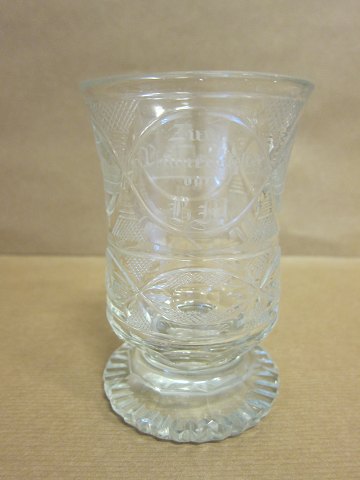 Gedenk Glas mit Schliffe
Früher als 1900
H: 12cm
