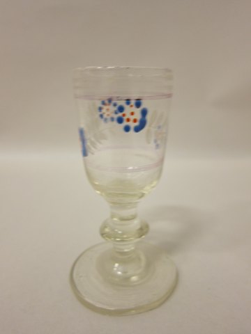 Schnapsglas, blumendekoriertes, antikes
Um 1880
Bemerkung: 2 kleine angeschlagene Stelle unter dem Fuss und Abnutzung beim Glas