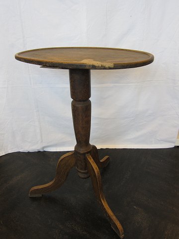 Säulen-Tisch, oval/eirund
Um 1820
Mit Äderung-Bemahlung (um 1850-1860)
H: 73cm, Tischplatte 54,5cm x 37,5cm