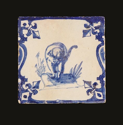 Frühe holländische blaudekorierte Fliese mit Motiv 
in Form von einem Elephanten. Um 1640. 13x13cm