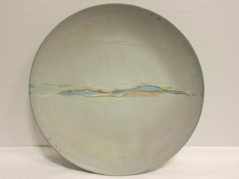 Platte aus Keramik
Eine schöne und stimmingsvolle Platte aus Keramik von DH (Dorthe Hansen) 
Keramik in Sørig Gamle Skole (Sørig alte schule), Danmark, gemacht
Signiert
Durchmesser: 43,5cm