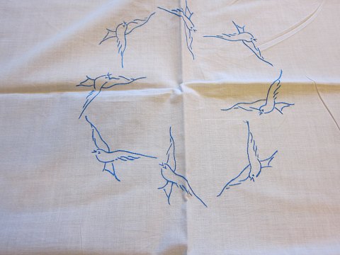 Table cloth with embroidery made by hand
Table cloth with embroidery made by hand with the illustration of gulls
96cm x 96cm
In a good condition
The antique, Danish linen and fustian is our speciality and we always have a 
large choice