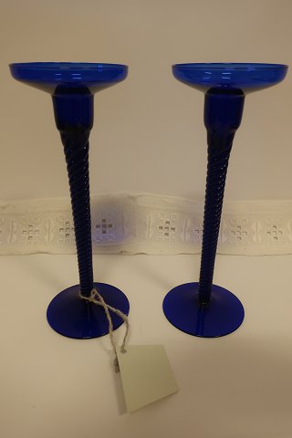 Kerzenhälter aus Kastrup Glasværk / Holmegaard, Dänemark
Kobaltblau Glas mit einem schonen gewundenen Stiel
Model: Amager
Design: Jacob E. Bang 1955
H: 22cm
In gutem Zustand