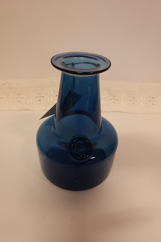 Vase aus Kastrup Glasværk, Dänemark
Aus der Capri Serie
Blaue Vase aus klarem blauem Glas mit Siegel mit Initialen "JB"
Design: Jacob E. Bang (1899-1965)
Produciert Fyns Glasværk in 1961 (produciert bis 1973)
H: 17cm