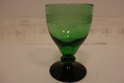 Glas, Weisswein, "Hørsholm" aus Holmegaard
Grünes Glas mit Schwarz
Die Gläser sind handgemacht und wurden bis in den 1960-Jahren hergestellt
H: um 10cm
Am Lager: 6 stk
Wir haben auch eine grosse Auswahl von antikke Glässern