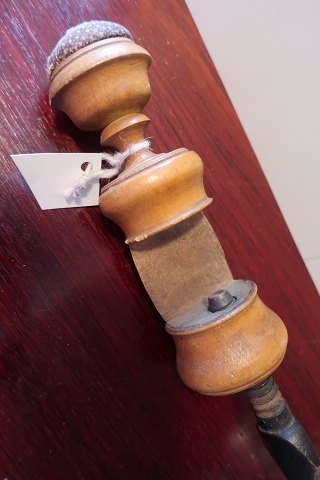 Gerät für die Handarbeit, antik 
Mit einer Schraube damit dass es möglich ist, das Gerät auf den Tisch 
festzuspannen.
Um 1800-Jahren
Wir haben eine grosse Auswahl von Geräte für die Handarbeit, - Geräte, die 
antik oder sehr alt sind