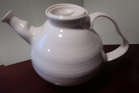Teekanne aus Porzellan, Handkraft
Venus Porzellan, sehr schön und sehr gut beim Einschenken
Design: Christian Bruun, Dänemark
1,5L