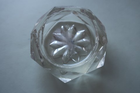 Ein altes Salznäpfchen / Salzfass aus Glas gemacht
L: um 4,5cm
In gutem Zustand
