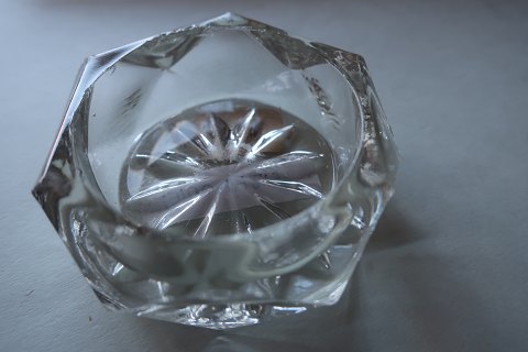Ein altes Salznäpfchen / Salzfass aus Glas gemacht
L: um 5cm
In gutem Zustand