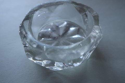 Ein altes Salznäpfchen / Salzfass aus Glas gemacht
L: um 4,5cm
In gutem Zustand