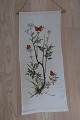 An old embroidery for the wall, handmade
Smuk og let vægophæng med smukt motiv fra naturen
Håndbroderret med korssting
L: 81cm
In a very good condition