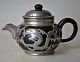 Pegasus – Kunst 
- Antik - 
Design 
präsentiert: 
Chinesische 
Teekanne aus 
Steinzeug mit 
Zinnbefestigung, 
ca. 1930