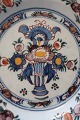 Antikke Delft Tallerken
3 selten gleich, handgemacht
Polykrom dekoriert
U.a mit Wase und Blumen dekoriert
Mit Signatur
1600-Jahren - 1700-Jahren
Durchm: 23cm
In gutem Stande aber mit ein Paar kleine 
Abschläge auf dem Rand - Wir senden gerne mehr Fo
