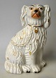 Pegasus – Kunst 
- Antik - 
Design 
präsentiert: 
Staffordshire-
Hundefigur, 
Fayence, 
England des 19. 
Jahrhunderts.