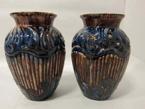Vasen, bleiglasierten Steingut, Jugend Stil
Vermutlich aus Roskilde Lervarefabrik
Boden der Vase ist "37" numeriert
H: 21cm