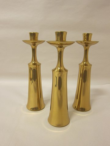 Kerzenhalter, Messing
Design: Jens Harald  Quistgaard 
Es ist möglich die Spitze abzuschrauben, den Kerzenhalter auf den Kopf Zu 
stellen, und damit gibt es eine Vase.
H: 23,5cm