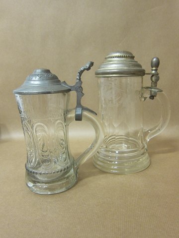 Krug, Glas, mit Zinndeckel
Dkr. 425,- per Stück.
H.: 17,5cm (links) og 19,5cm (rechts)