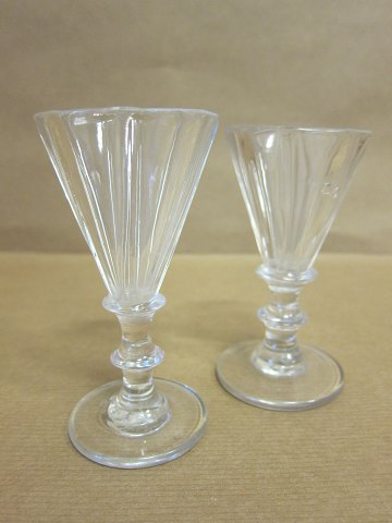 Snerleglas, um 1860, 
H: 10cm
Dkr. 225,- per Glas
Wir haben eine grosse Auswahl von antikke Glässern