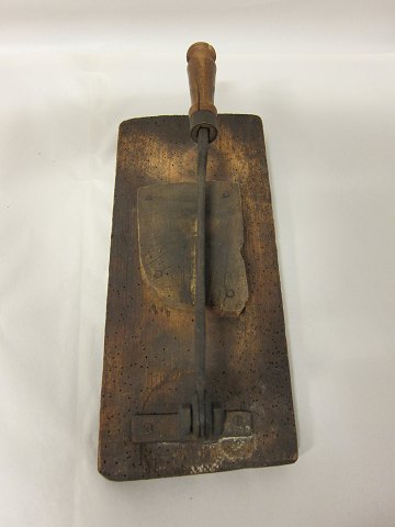 Schneidewerkzeug, antik
War für das Schneiden des Tabaks verwendet.
Aus Holz und mit einer kräftigen Eisen-Schneide
L: 33,5cm, B: 15cm
