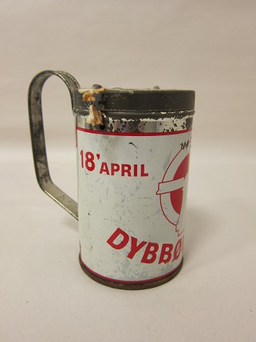 Dybbøl-Tag-Büchse, plombiert og numeriert
H: 12cm exklusive des Haltegriffes, H: 13,5cm inklusive des Haltegriffes