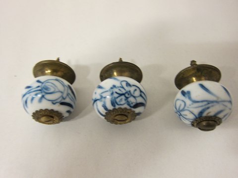 Griffe aus Porzellan, mit Zwiebelmuster-bemalung dekoriert inklusive der 
Schrauben
Früher als 1900
3 Griffe ins gesamt, - es ist auch möglich die Griffe als einzeln Stück zu 
kaufen.