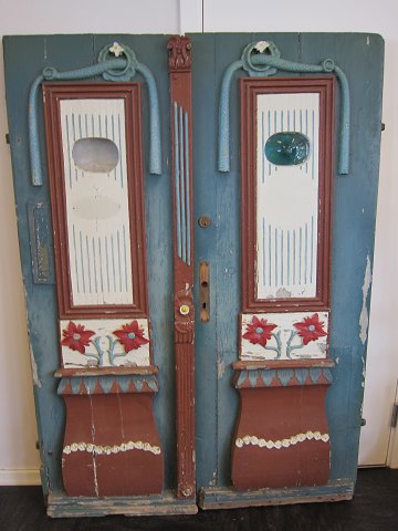 Tür, Kiefer, Dänisch, um 1780
Eine herrliche, antikke Tür, die aus dem Dorf, Elstrup und der Insel, Als 
stammt.
Bemerkung: "Flaschenboden"-Glass in einem von den zwei Fenstern
Wir haben eine gute Auswahl von antikken Türen
