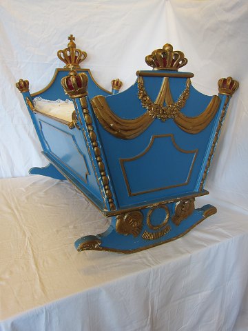 Wiege aus blaugemalt und zum Teil vergoldenes Holz. 
Ursprünglich für die Prinzessin Anne-Marie von Dänemark, die Schwester von Ihre 
Majestät die Königin Margrethe II von Dänemark, hergestellt
In 1946 von einem Tischlermeister aus Kopenhagen  hergestell
