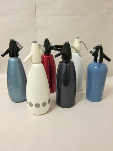 Siphonflaschen/Chiffonflaschen, retro, um 1950-1960
H: 32 cm
Wir haben eine Sammlung von um 20 Flaschen in verschidenen Farben und Form
Es ist möglich als Einzeln oder als gesamtem Kauf