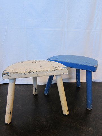 Fussbank/Schemel aus Holz
Alt, weiss oder blau
Gut als extra Sitzgelegenheit, als Decor oder für die Topfpflanzen
H: 28,5cm, L: 33,5cm, T: 21,5cm
