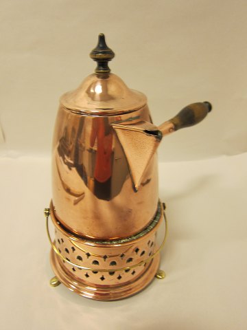 Schokoladekanne "Stjertkanne" aus Kupfer inkl. Unterteil
Um 1820
Kein Stempel
H Kanne: 24cm
H Unterteil: 10cm, Durchmesser: 14cm