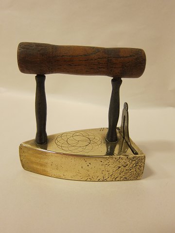 Bügeleisen aus Messing, mit sehr schöner Dekoration und einem schönen Griff aus 
Holz   
Um 1800
Kein Wärmeeisen drinnen
H: 14,5cm, L: 14cm