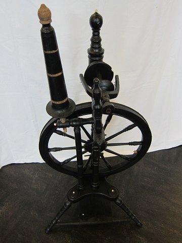 Spinnrad aus holz und mit Dekoration aus Bein
H: 95cm