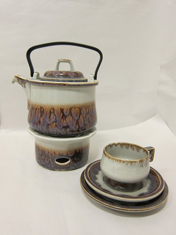 Bing & Grøndahl Stoneware Mexico-Serie
Teekanne, Tasse mit Untertasse, Kuchenteller
Teekanne: Dkr. 450,- (Unterteil is verkauft), Teetasse mit Untertasse Dkr. 
90,-, Kuchenteller Dkr 30,-
Wir haben mehere verschiedene Teile