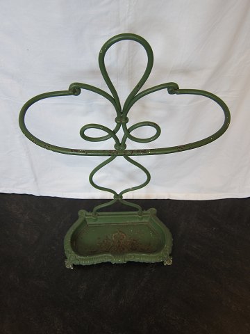 Schirmständer, der sowohl praktisch als dekorativ ist
Schöner alter Schirmständer aus grüngemaltem Eisen mit schönen Formen und 
Dekorationen
H.: 74cm, B: 39cm
