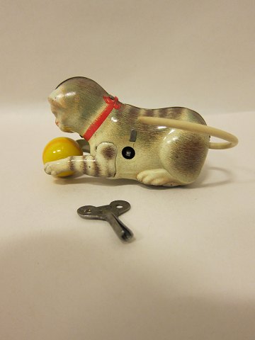 Mechanische Katze
Mit Schlüssel und funktioniert
Um Ende 1940
L: 10,5cm
Hergestelt in der amerikanische Zone in Deutschland (Foto)