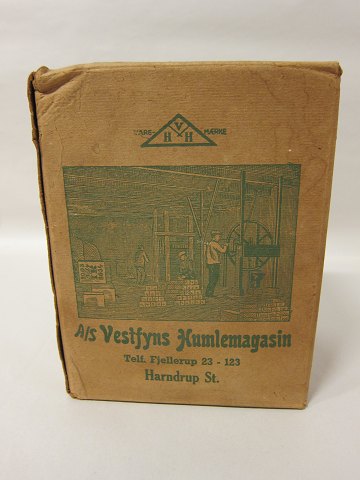 Hopfen, Paket mit Hopfen aus "Vestfyns Humlemagasin"(Hopfenmagasin aus Vestfyn, 
Dänemark) 
Das Paket ist mit originalem Inhalt und mit dem originalen Papier
Spezielle Texten auf dem Paket
H: 20cm, B: 15,5cm, D: 10,5cm
Im gutem Stande