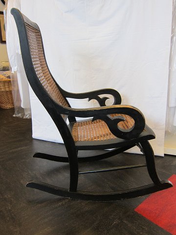 Schaukelstuhl
Antiker mit Sitz aus Rohr-geflecht/Französisch-geflecht
Schön dekoriert/bemahlt
In gutem Stande