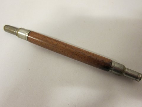 Altes Halter aus Holz mit Platz für sowohl einen Bleistift als das Teil für den 
Federhalter