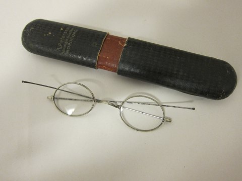 Brillen inklusive Futteral
Alte Brillen mit Futteral worauf geschrieben: "A. Petersen, Uhrmager & Optiker, 
Nordborg" (aus Als in Südjütland)