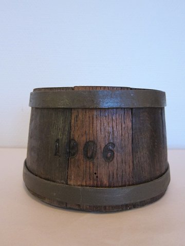 Scheffel aus Holz, Jahr 1906
Mit Bänder aus Eisen, 1/16-Scheffel 
Mit Stempel
D oben: 15,5cm, D unten: 17,5cm