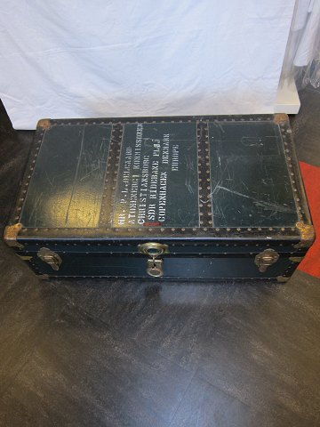 Reisekoffer, - schön als Tisch mit Möbelspeicher
Der gute alte Reisekoffer hat einen Einsatz, der zu herausnehmen möglich ist
L: 92cm, H: 32,5cm, D: 50,5cm
