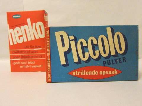 Pakete mit Waschpulver "Piccolo" und Spülmittel "Henko" 
Die Pakete sind mit originalem Inhalt und mit dem originalen Papier
Spezielle Texten auf den Paketen
Piccolo: 19cm x 11,5cm x 8cm
Henko: 18,5cm x 11,5cm x 4cm
Im gutem Stande
