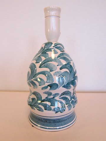 Lampe 
Lampe aus Keramik von Leo Enna
Signiert Leo Enna
H: 27,5cm inkl.