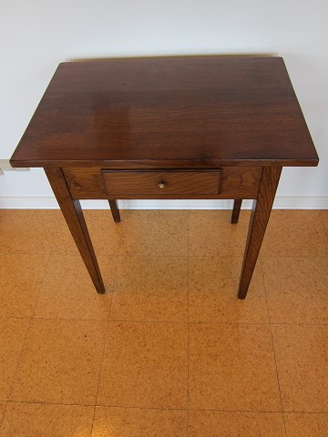 Antiker Tisch aus Eiche
Neu-restaurierter kleiner, antiker Tisch aus Eiche
Um 1840
H: 74cm, Tischplatte: 71,5cm x 49cm