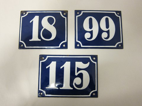 Hausnummern - Emailschildern
Diegute alte Emailhausnummern im blau mit weiss
In gutem Stande
wir haben diese Nummern: 66 / 99
Mass: 12cm x 10cm, aber Nummer 115 ist  14cm x10cm