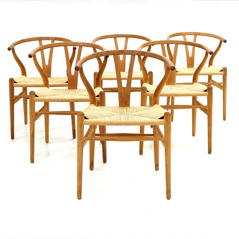 Hans J. Wegner: Set of 6 "Wishbone Chairs", oak. 
Nice condition