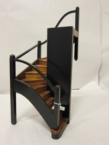 Modeltreppe aus Holz gemacht mit Bemalung
Sehr schön und dekorativ mit allen Einzelheiten
H: 39cm, B: 16-17cm