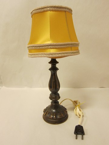 Lampe aus Holz gemacht inklusive Lampenschirm
H: 41,5cm